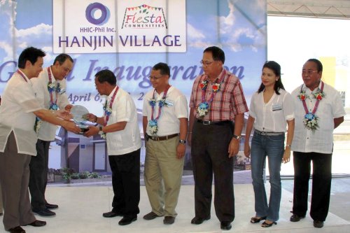 Vice President Jejomar Binay receives a token of appreciation from HHIC-Phil President Jin Kyu Ahn and Fiesta Communities President Wilfred Tan for gracing the inauguration of Phase 1 of the Hanjin Village in Castillejos, Zambales on Saturday.  Looking on are (from left): Castillejos Mayor Jose Angelo Dominguez, Governor Hermogenes Ebdane Jr., HLURB President and CEO Darlene Marie Berberabe, and SBMA Chairman Roberto Garcia.