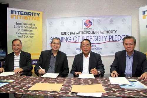 SBMA Chairman Roberto Garcia (second from right) signs the Integrity Pledge with (from left): SBMA director Joseph Khonghun, Makati Business Club executive director Peter Perfecto, and SBMA director Joven Reyes.
