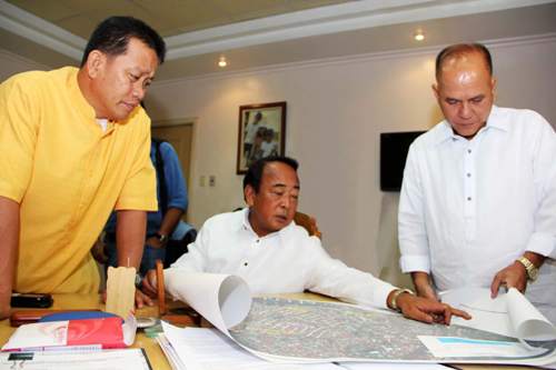 SBMA Chairman Roberto Garcia (center) discusses the proposed river dredging project with Olongapo City Mayor Rolen Paulino (right) and Vice-Mayor Rodel Cerezo during a visit to Olongapo City.