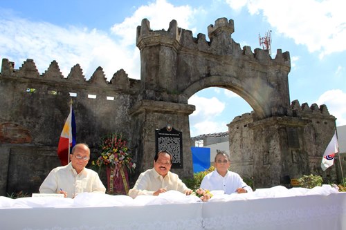 Tourism Regional 3 director Ronaldo P. Tiotuico (left) joins National Historical Commission executive director Ludivico D. Badoy and SBMA Chairman Roberto V. Garcia in a signing a memorandum of agreement declaring the old Spanish West Gate in the Subic Bay Freeport Zone a historical site.