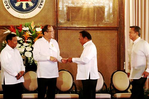 SBMA Chairman Roberto Garcia hands over to President Benigno Aquino III a check worth P185 million, representing the Subic authority's dividend remittance to the national government, during the GOCC Dividends Day at Malacanang Palace. Looking on are Vice President Jejomar Binay (left) and SBMA Director Joven Reyes.