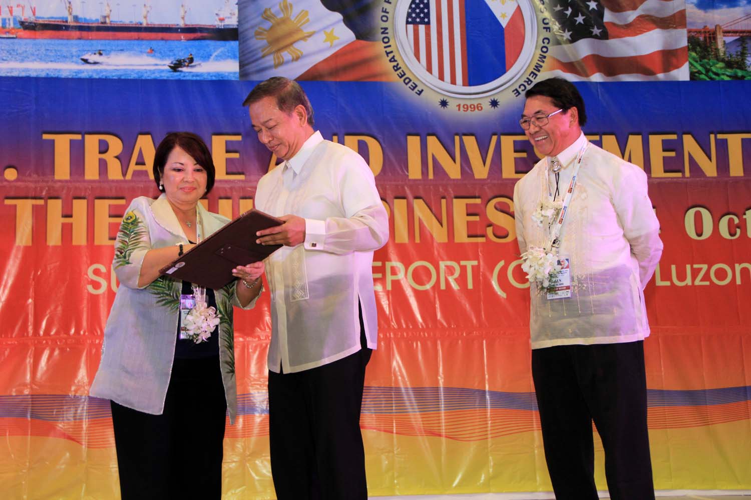 SBMA Chief Operating Officer Joven Reyes receives a certificate of appreciation from Ethel Reyes- Mercado, Honorary Consul General of Texas, USA, during the visit of members of the US Trade Mission on October 20 at the Subic Bay Exhibition and Convention Center. Looking on is Gus Mercado (right), executive director of the Federation of Philippine-American Chambers of Commerce and head of mission.