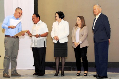 Ayala Harbor Point manager Derrick Manuel presents a signed Integrity Pledge to SBMA Chairman Roberto Garcia during the mass signing ceremony for Subic Bay Freeport locators at the Subic Bay Exhibition and Convention Center on January 30. Looking on are SBMA Deputy Administrator for Business Joy Alvarado, Subic Bay Freeport Chamber of Commerce president Rose Baldeo, and Dr. Edilberto de Jesus of the Asian Institute of Management.