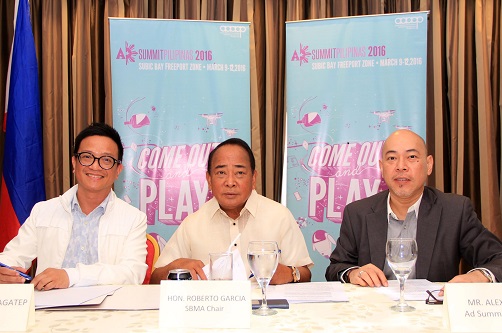 SBMA Chairman Roberto V. Garcia (center) signs a memorandum of agreement with 4As Chairman Norman Agatep (left) and Ad Summit Pilipinas Chairman Alex Syfu for the conduct of the 2016 Ad Summit at the Subic Bay Exhibition and Convention Center.