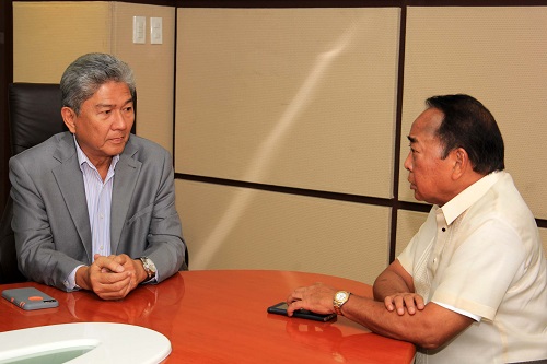 SBMA Chairman Roberto Garcia (right) and PLDT-Bayantel president Renato CastaÃ±eda discuss the provision of free public wi-fi in the Subic Bay Freeport.