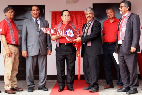 Sen. Richard Gordon, chairman of the Philippine Red Cross, receives a symbolic key to the PRC Training Center in the Subic Bay Freeport from Dr. Mustafa Alsayed, secretary general of the Royal Charity Organization (ROC) of the Kingdom of Bahrain, during the recent inauguration and turnover ceremony of the facility that was financed by the RCO.