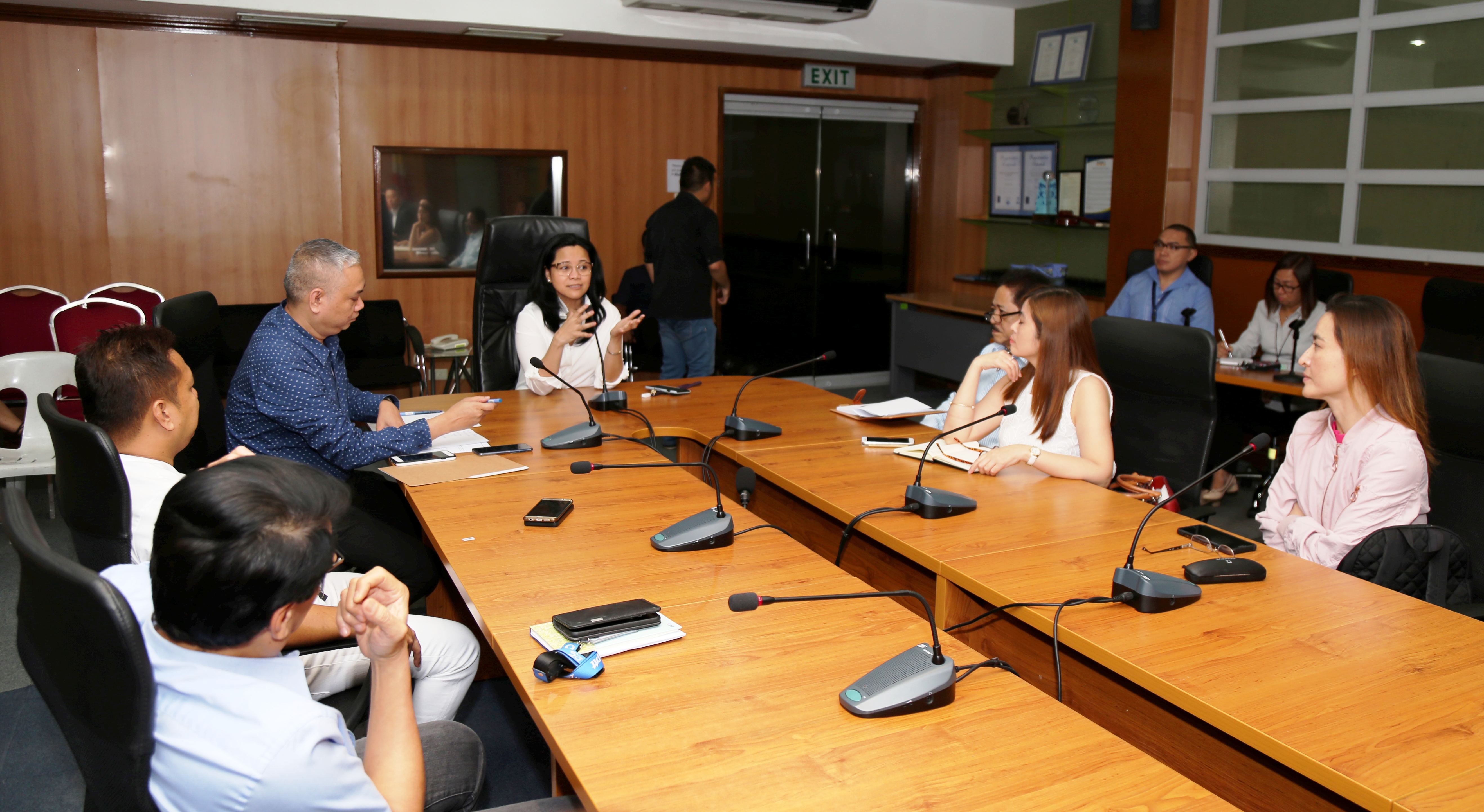 SBMA Chairman and Administrator Wilma T. Eisma discusses business prospects in the Subic Bay Freeport with officials of the Subic Bay Freeport Chamber of Commerce on Wednesday.