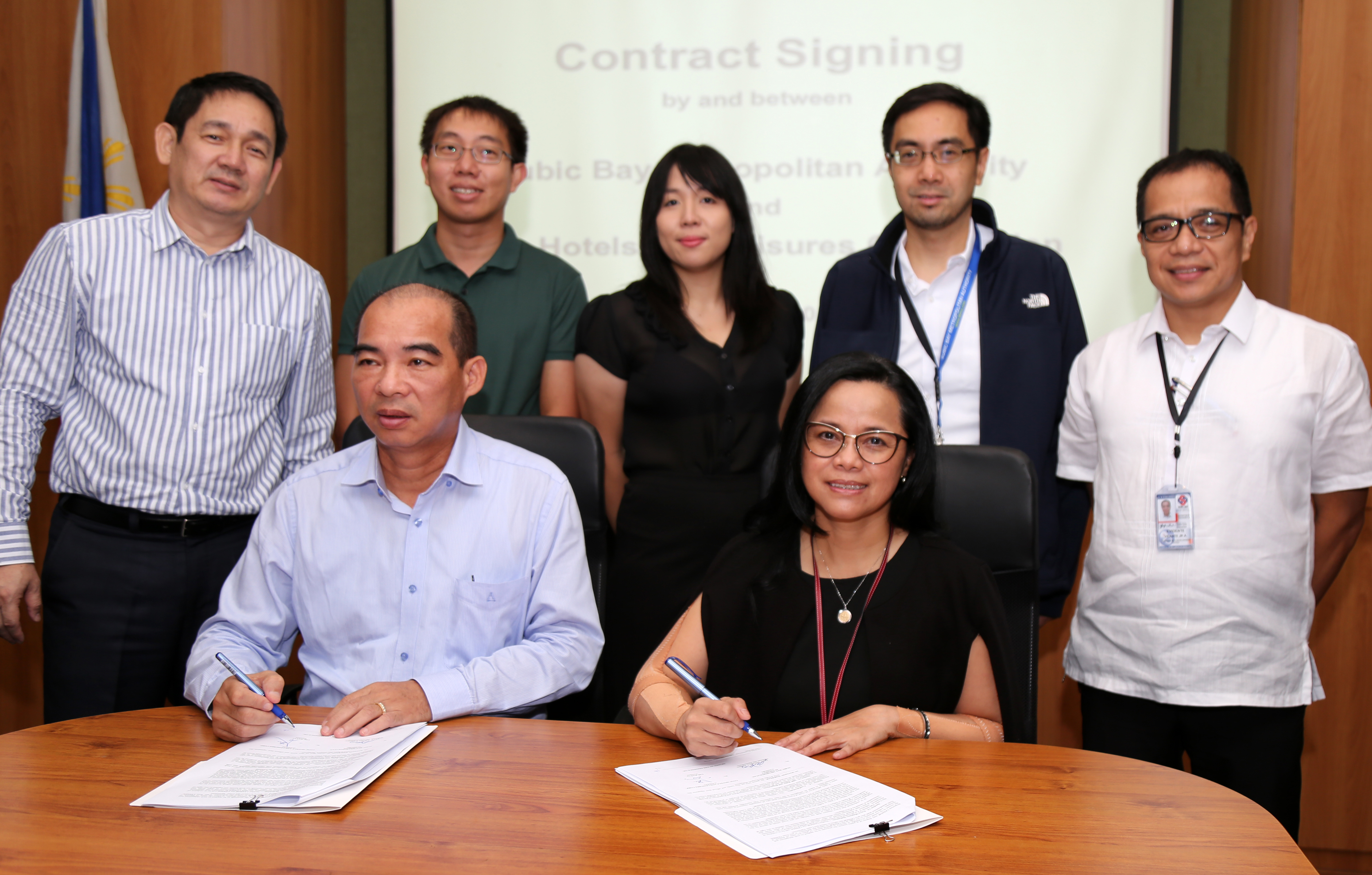 SBMA Chairman and Administrator Wilma T. Eisma signs a memorandum of agreement with China National Heavy Machinery Corp.  (CNHMC) Chairman and President Xiao Ping (2 nd , left), CNHMC Vice President Zhang Fei, and Hermosa, Bataan Mayor Jopet Inton (right) for the development of a techno-industrial facility at the Subic Bay Freeport.