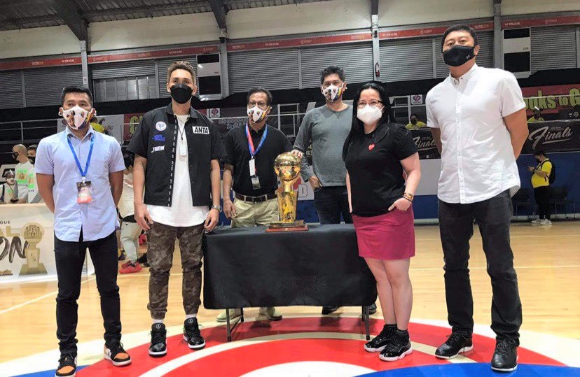 SBMA Chairman and Administrator Wilma T. Eisma joins MPBL Commissioner Kenneth Duremdes (right) and other sports officials in presenting the 2019-2020 MPBL Lakan Cup at the Subic Gym on March 21.