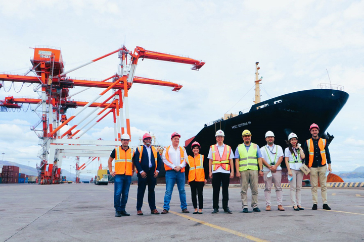 SBMA Senior Deputy Administrator for Operations Ronnie Yambao (left) shakes hand with MSC general manager Pankaj Patki to welcome the world’s largest shipping line to the Subic Bay Freeport