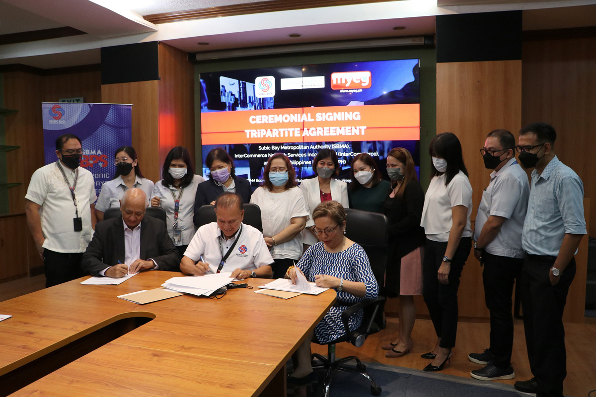 SBMA Chairman and Administrator Rolen C. Paulino signs an agreement with Francis Norman O. Lopez (left), president of Intercommerce Network Services Inc. (INS) and Ann Margaret T. Saldana, Chief Executive Officer of I-Pay MYEG Philippine Inc. (IPMPI) for the implementation of the Electronic Billing and Payment System (eBPS) in Subic Bay Freeport.