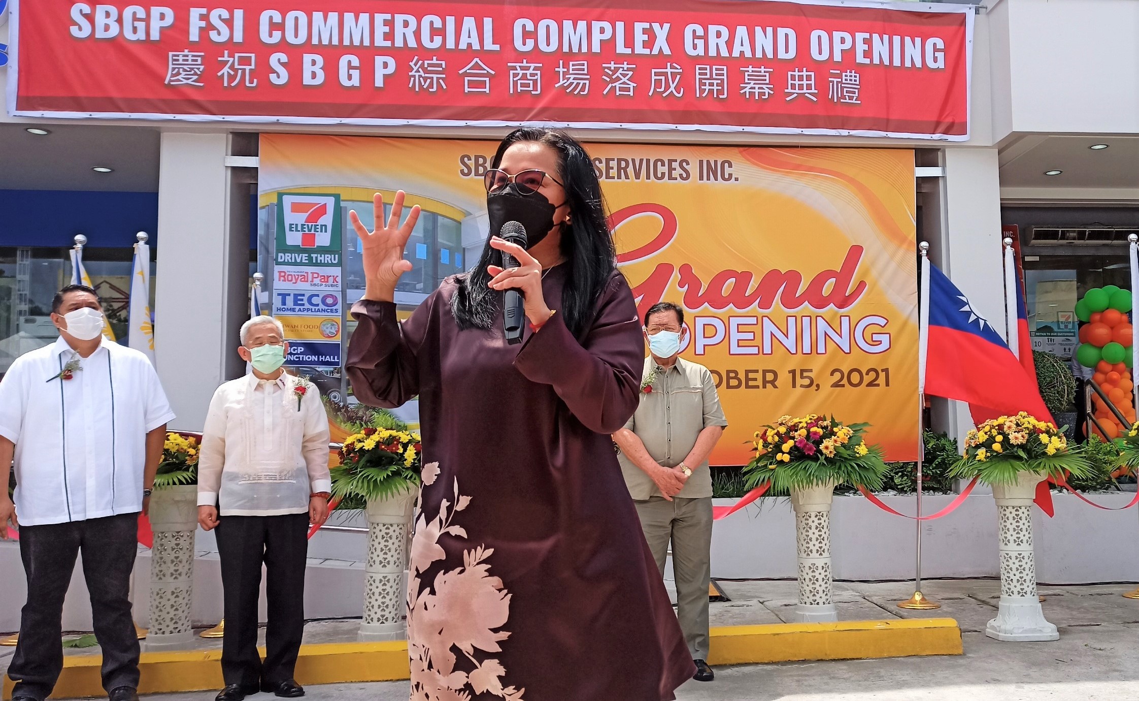 SBMA Chairman and Administrator Wilma T. Eisma thanks investors during the inauguration in October of the SBGP-FSI Commercial Complex, one of the biggest investment projects in Subic this year.
