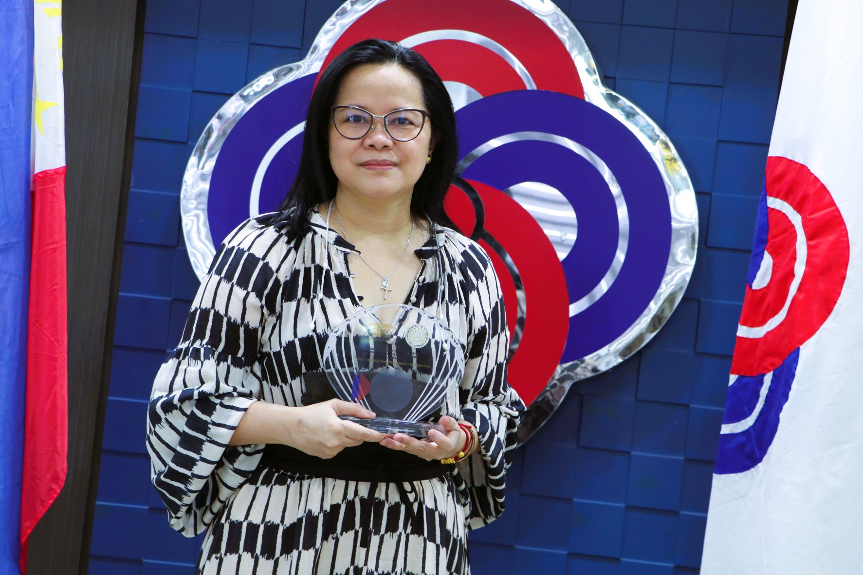 SBMA Chairman and Administrator Wilma T. Eisma shows the trophy recognizing the Subic agency for its exceptional tourism practices during the Covid-19 pandemic.