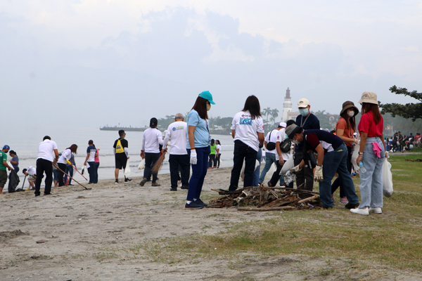 Employees, students and residents take part in a coastal clean-up drive along the Waterfront area of Subic Bay Freeport on Friday, September 16. The activity, dubbed “Subic Bay Biay Dagat”, is in line with the annual International Coastal Clean-up (ICC) campaign wherein more than 17 million volunteers from 150 countries come together in clean-up events to remove trash from the world’s beaches and waterways.