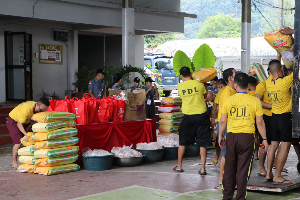 Persons Deprived of Liberty (PDLs’) unload food items donated by various tourism-related locators in Subic through the SBMA Tourism Department at the Olongapo City Bureau of Jail Management and Penology Compound in Barangay Barretto on Tuesday, September 26. The outreach program dubbed the “Heart of Tourism” is part of the week-long celebration of Tourism Week in the Subic Bay Freeport Zone.