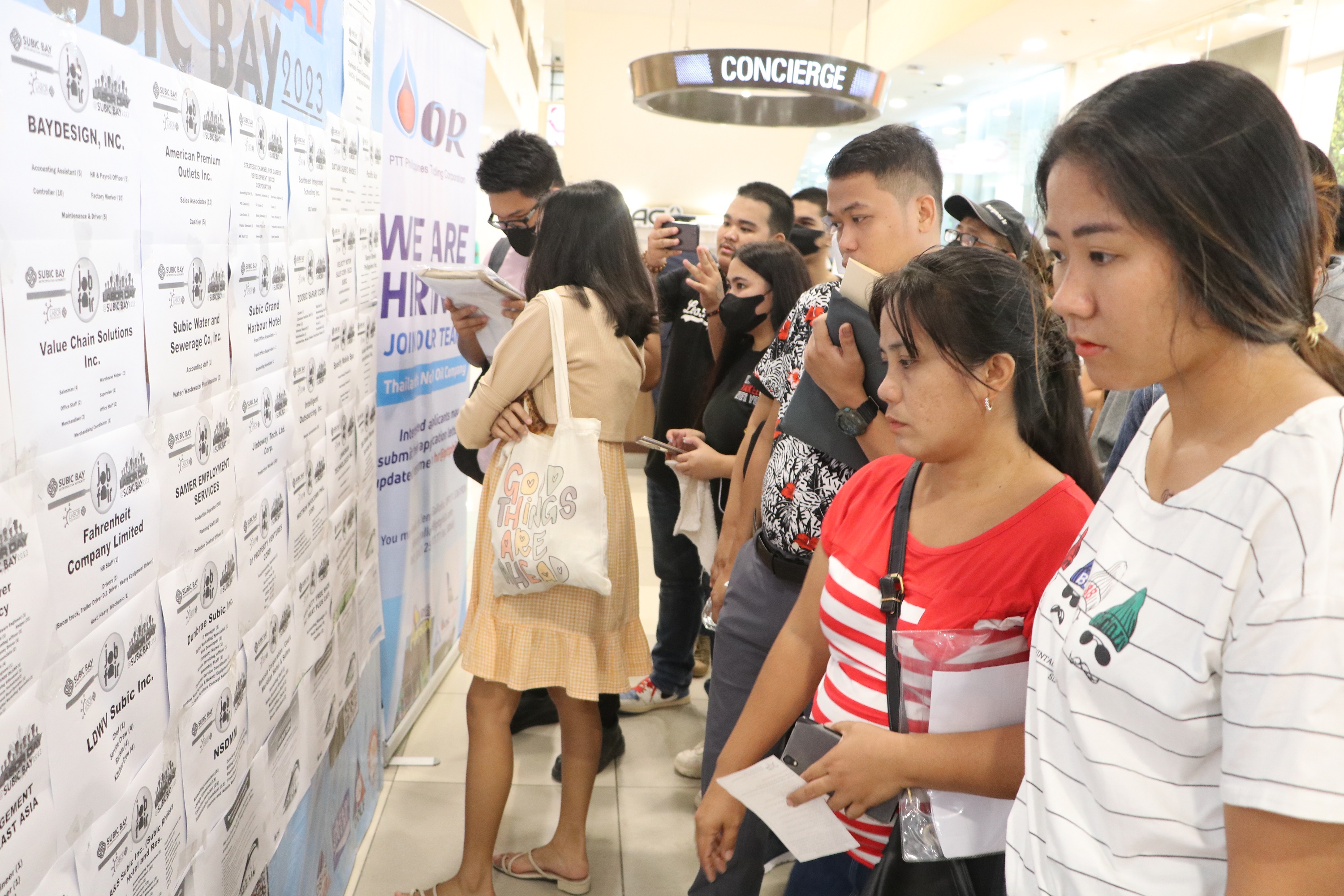 Job seekers from neighboring communities of the Subic Bay Freeport Zone try their luck landing a job by selecting from 6,310 job opportunities opened by 57 locators.