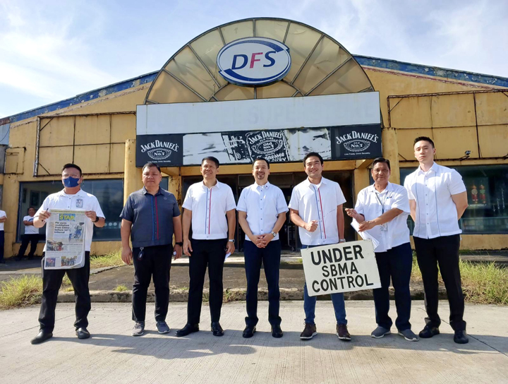 SBMA Chairman and Administrator Jonathan D. Tan (middle) leads the repossession of the Duty Free Superstore, Inc. on Wednesday along with agency officials as part of the SBMA’s thrust to reutilized idle properties in Subic Bay Freeport.