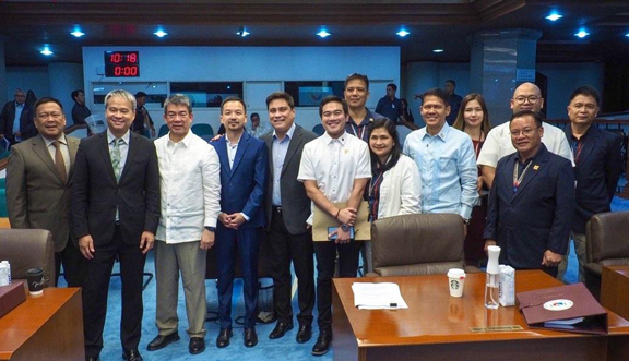 SBMA Chairman and Administrator Jonathan D. Tan poses with Senate President Juan Miguel Zubiri, Sen. Koko Pimentel, Sen. Joel Villanueva and Sen. JV Ejercito, together with other SBMA officials.