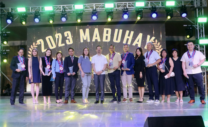 SBMA Chairman and Administrator Jonathan D. Tan is flanked by the Mabuhay awardees at the Subic Bay Exhibition and Convention Center (SBECC) on Friday. The agency has awarded 21 companies in Subic Freeport for their outstanding accomplishments for the year 2023.