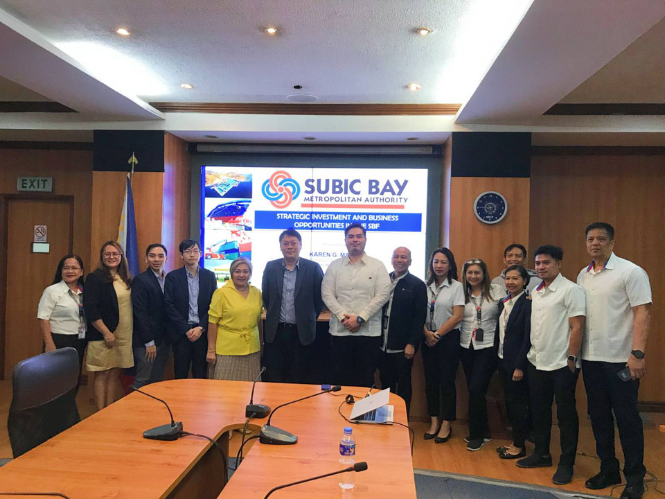 Subic Bay Metropolitan Authority (SBMA) Senior Deputy Administrator for Business and Investment Renato Lee III (7 th  from right) and HKTDC Deputy Director of Research Louis Chan (6 th  from left) pose for a photograph along with the Hong Kong council delegation and agency employees during their visit to the Subic Bay Freeport Zone on January 15. The HKTDC is eyeing possible investments in Subic Bay Freeport as the visit serves as an ocular for marketing this premier Freeport to Hong Kong companies.
