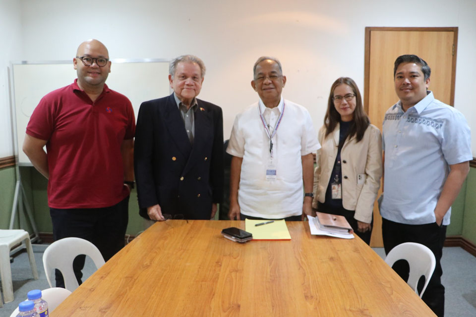 SBMA Chairman and Administrator Eduardo Jose L. Aliño welcomes Federation of Philippine American Chamber of Commerce (FPACC) President of Tourism Numeriano V. Bouffard during his visit at the mini boardroom of the Administration Building on Tuesday.