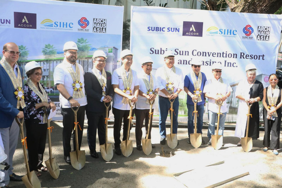 Subic Bay Metropolitan Authority (SBMA) Chairman &amp; Administrator Eduardo Jose L. Aliño (right) poses for a souvenir photo with other VIPs before lowering the capsule during the launch of the 300-M Subic Sun Convention Resort and Casino on Thursday morning. Also in the photo are Bases Conversion Development Authority (BCDA) Director Rolen C. Paulino (third from right), Olongapo City Mayor Rolen C. Paulino, Jr. (second from left).