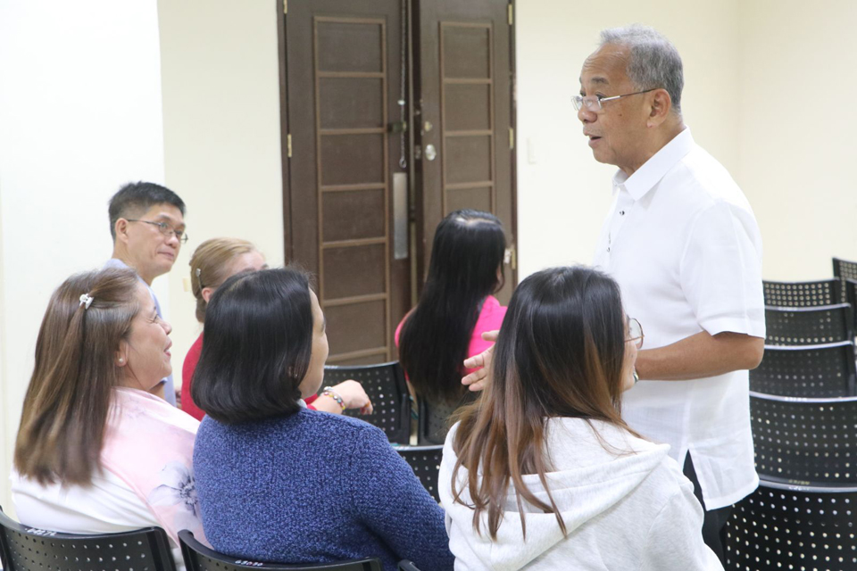 Subic Bay Metropolitan Authority (SBMA) Chairman and Administrator Eduardo Jose L. Aliño shares light moments with some company representatives attending the Locators’ Briefing on the CREATE Act at the Subic Bay Exhibition and Convention Center on May 15.