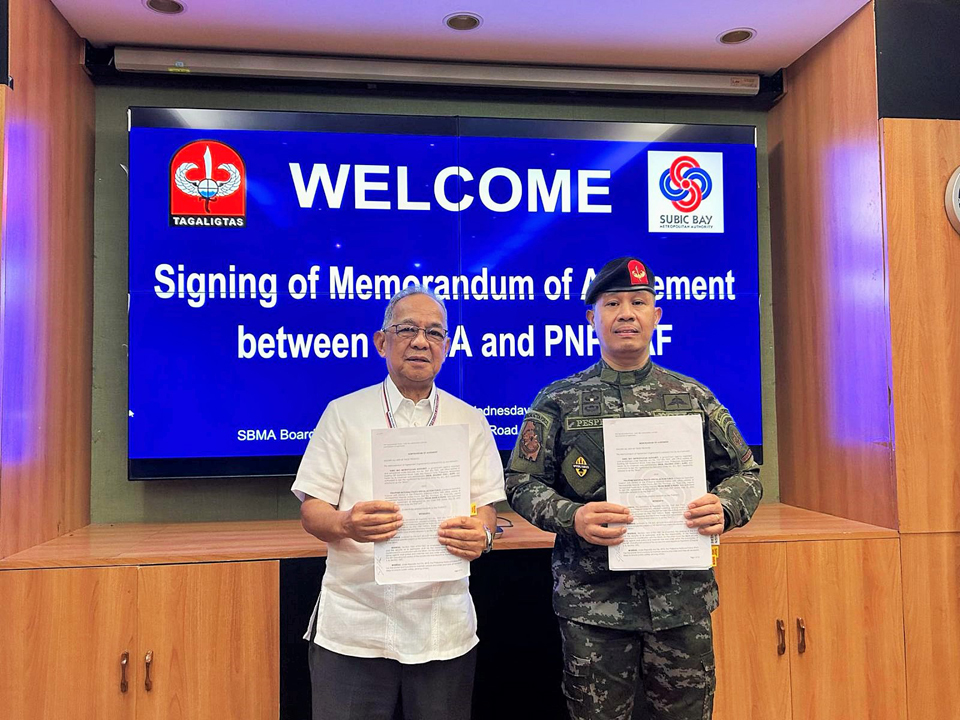 Subic Bay Metropolitan Authority (SBMA) Chairman and Administrator Eduardo Jose L. Aliño and Philippine National Police-Special Action Force (PNP-SAF) Acting Director Police Brigadier General Mark D. Pespes sign the memorandum of agreement (MOA) for the latter’s extension of the use of 14,231 sq.m. space within the Subic Bay Freeport Zone for its training center.