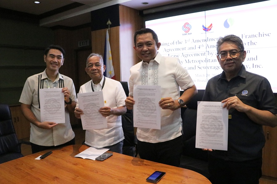 (L-R) Olongapo City Mayor Rolen Paulino Jr., SBMA Chairman and Administrator Eduardo Jose L. Aliño, SubicWater Chairman Engr. Apollo C. Tiglao and SubicWater CEO and General Manager Benjamin Antonio III present the copy of the signed 3rd Amendment to the franchise agreement and the 4th Amendment to the SBMA-SubicWater Lease Agreement yesterday at the SBMA Corporate Boardroom extending their FA term until March 31, 2047.