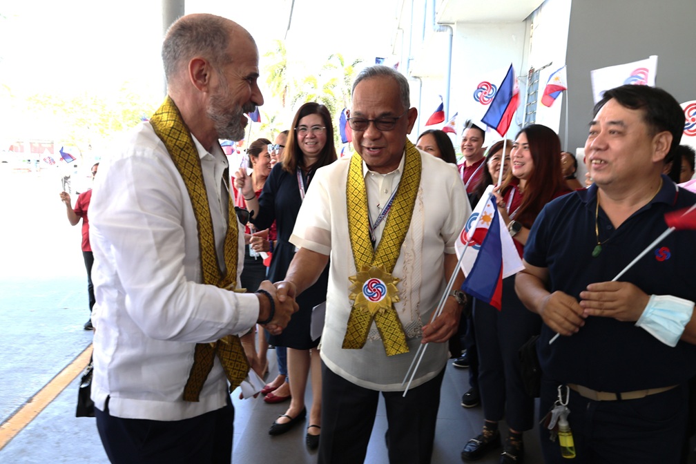 Subic Bay Metropolitan Authority (SBMA) Chairman and Administrator Eduardo Jose L. Aliño leads employees in giving a warm welcome to the Ambassador of Spain to the Philippines His Excellency Miguel Ultray Delgado and his entire delegation.