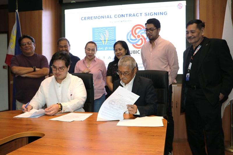 Subic Bay Metropolitan Authority (SBMA) Senior Deputy Administrator for Business and Investment Renato Lee III and Subic Bay Freeport Grain Terminal Services, Inc. (SBFGTSI) Executive Vice President Lester C. Valdes sign the lease contracts and amendment to existing contracts for the construction of the PHP 4.135-billion multi-modal logistics and transport hub.