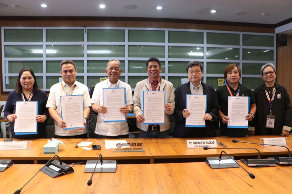 Subic Bay Metropolitan Authority (SBMA) Chairman and Administrator Eduardo Jose L. Aliño (3 rd  from left) shows the signed Memorandum of Agreement (MOA) for the implementation of the Cash Cycled Project in Public Elementary and Secondary Schools in Zambales, with (L-R) SBMA Ecology Center OIC Rossell Abuyo, Department of Education (DepEd) Schools Division of Zambales Superintendent, Dr. William Roderick Fallorin, Department of Trade and Industry (DTI) Provincial Director Enrique Tacbad, FOO CHI Trading and Resources Inc. Managing Director Stephen Santos, DTI Consumer Protection Division Chief Neil John Fabay, and DTI Business Development Division Chief Evangeline Bulda.