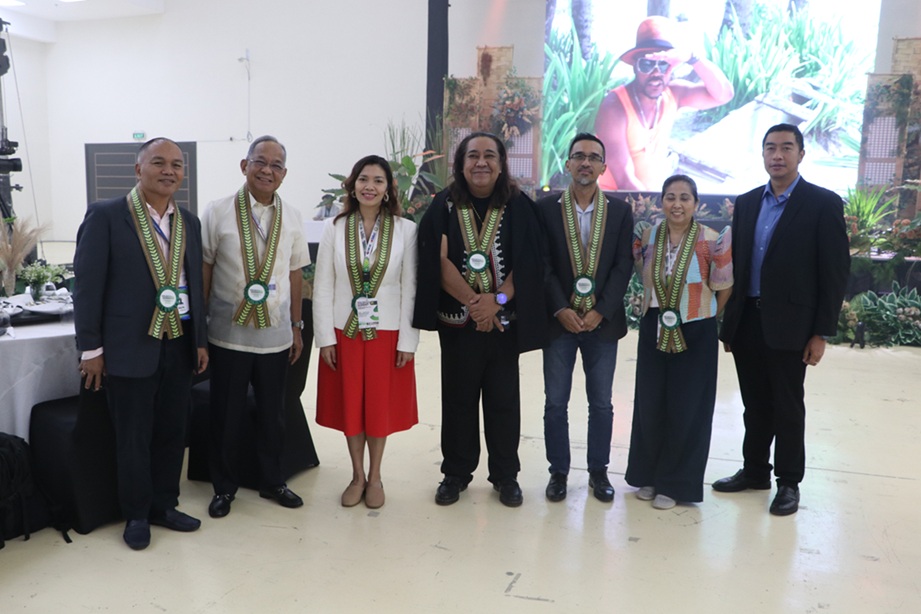 Subic Bay Metropolitan Authority (SBMA) Chairman &amp; Administrator Eduardo Jose L. Aliño (2 nd  from left) grabs a brief moment for a souvenir photo with distinguished guests of the 3 rd  Central Luzon Sustainable Tourism Summit, namely: (L-R) DENR Region III Executive Director Engr. Ralph C. Pablo, Dr. Laya B. Gonzales of UP Cebu, DOT Region III Director Richard G. Daenos, Zed Avecilla of the Philippine Alliance for Recycling and Materials Sustainability (PARMS), Arch. Michaela Rosette M. Santos-Tayag, and Dr. Michael P. Canilao of the National Museum of the Philippines.