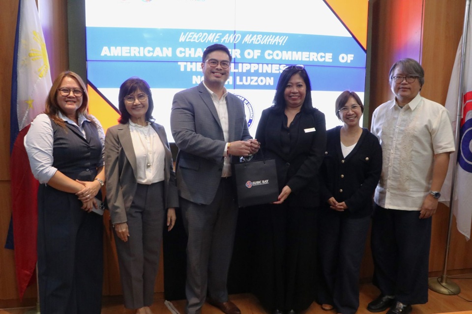 Subic Bay Metropolitan Authority (SBMA) Senior Deputy Administrator for Business and Investment Renato Lee III (3 rd from left) welcomes the American Chamber of Commerce of the Philippines, Inc. (AMCHAM) of North Luzon headed by President Denise H. R. Molintas (3 rd from right) with a souvenir during its visit to the Subic Bay Freeport last week.