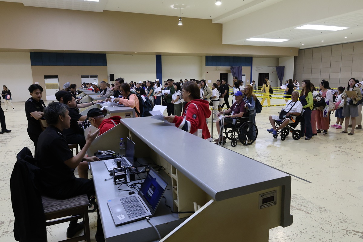 Close to 3,000 passengers flock to the Subic Bay Exhibition and Convention Center(SBECC) to process immigration documents required for a six-day cruise to Korea and Japan.