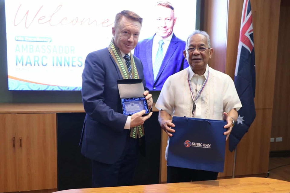 Subic Bay Metropolitan Authority (SBMA) Chairman and Administrator Eduardo Jose L. Aliño and Ambassador of Australia to the Philippines Marc Innes-Brown forge strengthened partnership with a handshake and an exchange of mementos.