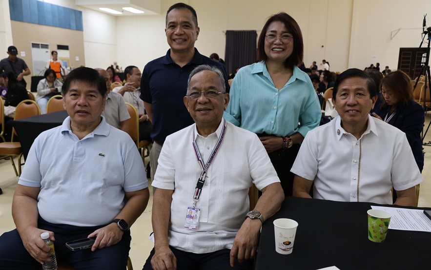 Subic Bay Metropolitan Authority (SBMA) Chairman and Administrator Eduardo Jose L. Aliño (seated, center) joins Department of Human Settlements and Urban Development (DHSUD) Undersecretary Emmanuel D. Pineda (seated, right) and Vicente P. Cuevas of the Philippine Community Housing Corp. -CSE Builders Joint Venture Company Ltd. for a photo souvenir during the SBMA Orientation on the 4PH Pambansang Pabahay Program for Freeport locators’ employees on October 7-8, 2025. Joining them are SBMA OIC Senior Deputy Administrator for Regulatory Group and SBMA Housing Committee head Amethya Dela Llana and SBMA Acting Deputy Administrator for Administration Vicente Evidente.