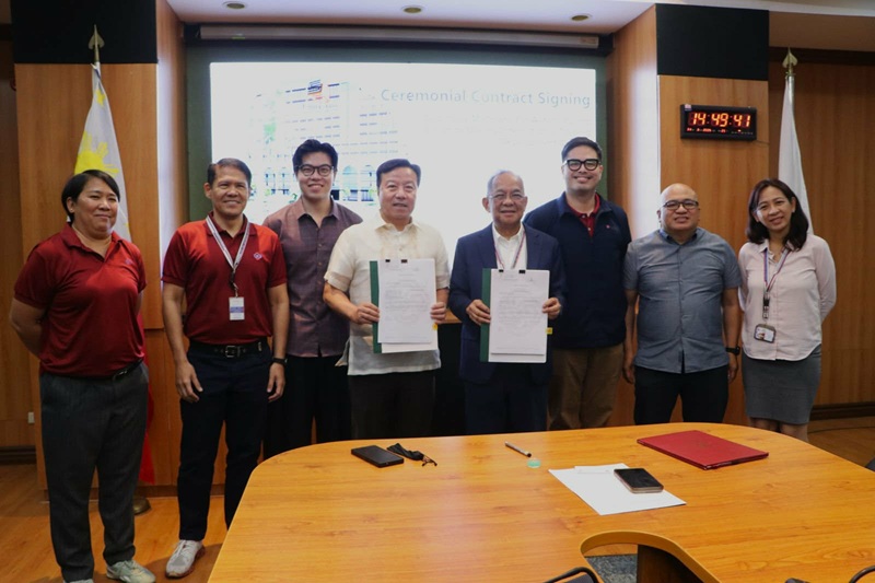 Subic Bay Metropolitan Authority (SBMA) Chairman and Administrator Eduardo Jose L. Ali&ntilde;o and Best Western Plus Hotel Subic Chairman and CEO Jaime Uy show the signed contract, together with witnesses Savers Group Holdings Inc. VP Arch. Jayson Steffen Uy (3rd from left), SBMA Senior Deputy Administrator Ramon Agregado (2nd from left), SBMA Director Red del Rosario (2nd from right) and SBMA Senior Deputy Administrator Renato Lee III.