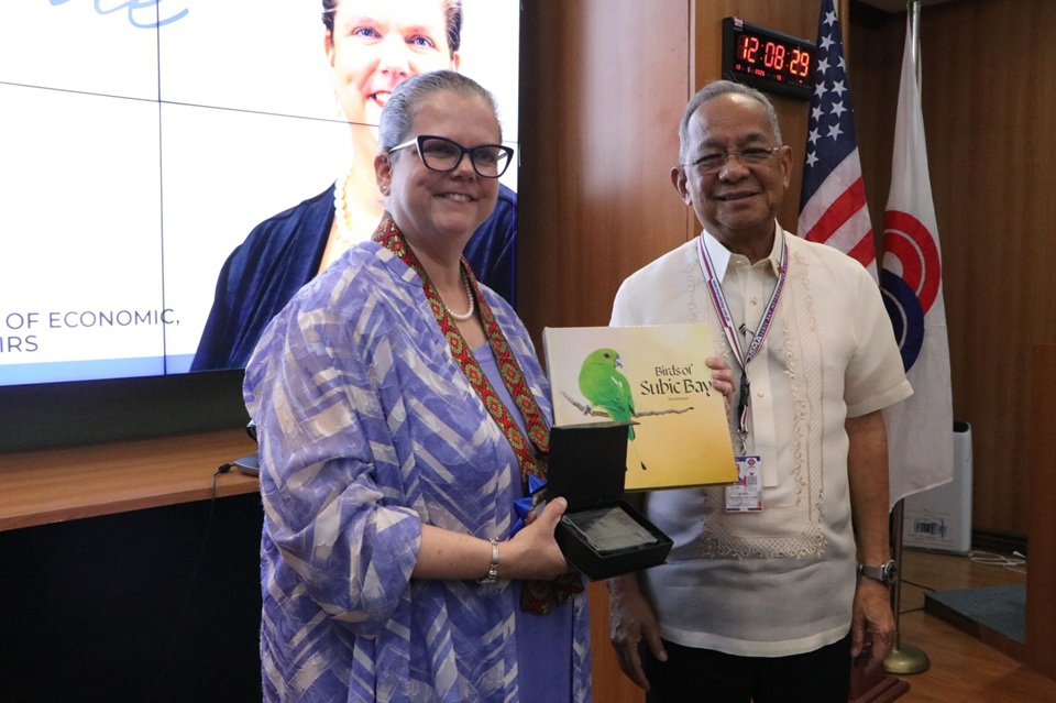 United States Ambassador Heather Variava, Senior Advisor for Economic, Energy, and Business Affairs, and Head of Delegation for the Luzon Economic Corridor Steering Committee, shows the book &ldquo;Birds of Subic Bay&rdquo; that Subic Bay Metropolitan Authority (SBMA) Chairman and Administrator Eduardo Jose L. Ali&ntilde;o handed to her as a token.