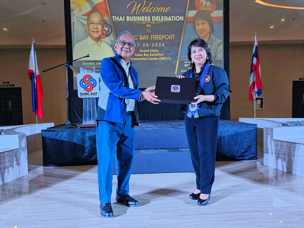 SBMA Chairman and Administrator Eduardo Jose L. Ali&ntilde;o presents a corporate souvenir to Ambassador Makawadee Sumitmor commemorating her visit to Subic Bay Freeport.